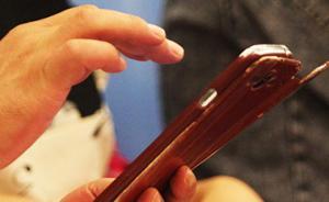 安徽阜阳一女子沉迷玩手机坐过站，怨恨司机砸车玻璃撒气