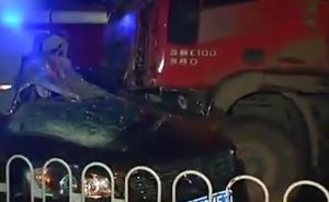 沃尔沃疑超车,遭俩货车夹扁致车内2死