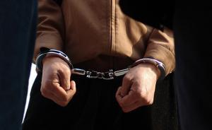 北京房山一養(yǎng)豬場直排污至水坑臭氣熏天，養(yǎng)殖戶用木板做掩護