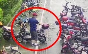 大爷盯着电动车犹豫再三后顺走，到案后感叹“晚节不保”