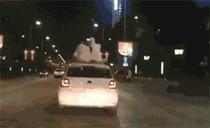 西安警方通報(bào)男女坐車頂兜風(fēng)視頻：失戀后心情不佳，已處罰
