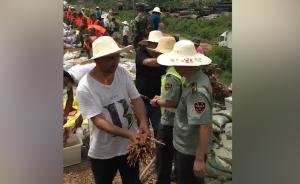长沙抗洪:新疆志愿者羊肉串慰问官兵