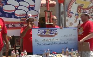 “大胃王”妈妈:10分钟内吞21个汉堡