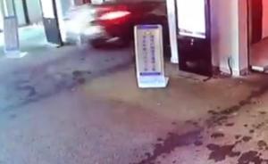 南京一奔驰车直冲下四层楼高立体车库，司机侥幸逃过一劫