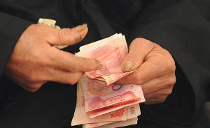 河南八旬老太跪地捋艾葉2個(gè)月攢的錢被騙光，警方捐兩千元