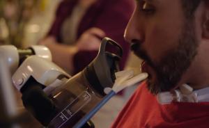 喂癱瘓老兵喝水，豐田機(jī)器人美國上崗