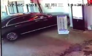 奔驰掉进10多米立体车库,警方正调查