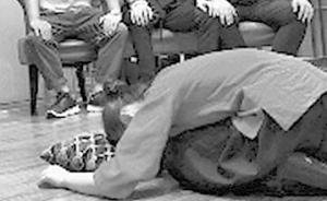 00后女孩磕頭拜90后師父引爭(zhēng)議，學(xué)生家長(zhǎng)：儀式很有意義