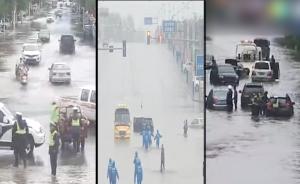 交警雨中推车被指摆拍：系拍宣传微电影 