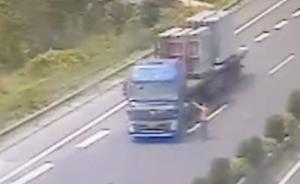 赤膊男子手持鐵棍沖上沈海高速砸車