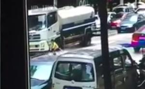 男孩遭洒水车碾压，跌倒前被水柱喷射