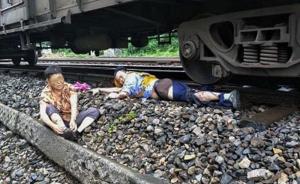 老太横穿铁轨，值班员跳车救人腿被碾断