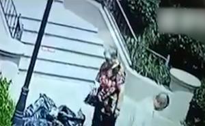 为儿看病老人捡垃圾，捡到15万还失主