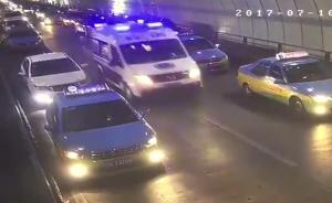 爱的接力：隧道内车辆为救护车让出道路