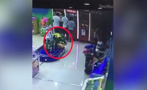 小孩进入玩具火车轨道，被卡致死