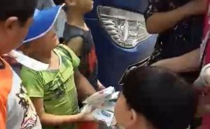 父親早逝，青島8歲男孩烈日賣冰棍養(yǎng)家