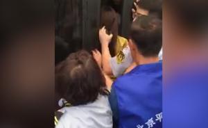 两女子地铁内打架,一女子头险被车门夹