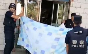 暖闻丨新疆一孕妇街头临产，路过巡警和路人联手搭起临时产房