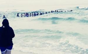 勝千言｜大愛無疆：80人手拉手成功營救卷入海中的一家人