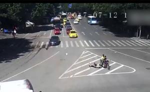 52岁协勤纠违,遭摩托车撞击后拖行