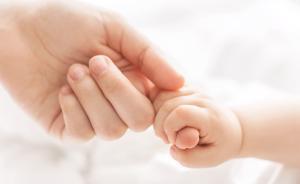 包頭一懷孕產(chǎn)科護(hù)士接生中意外生產(chǎn)，稱新生寶貝支持自己工作