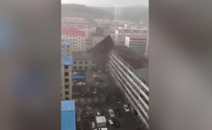 大风掀翻房顶砸中数十辆汽车，司机爬出