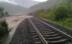 列車因暴雨被困乘務員熬六百份粥供應，877名乘客安全轉移