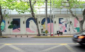 上海建筑工地沿街围墙现百米壁画，东西方文化演绎百年衡山路
