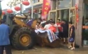 酒店暴雨积水,新人出动铲车拖拉机迎亲