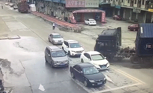 貨車(chē)側(cè)翻沖向車(chē)群，壓扁兩輛等紅燈轎車(chē)
