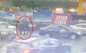 合肥城管局：违停被罚车主打伤城管队员，一人送警一人在逃