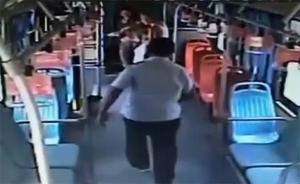 為搶救發(fā)燒抽搐男童，南京一公交司機連闖紅燈將其直送醫(yī)院