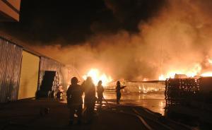 江西湖口一酒精仓库起火，夜空一片火光