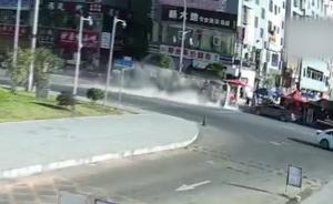混凝土攪拌車(chē)側(cè)翻沖向路邊，2死4傷