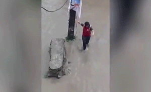驚險(xiǎn)！尼泊爾女孩落水后被神奇“救起”