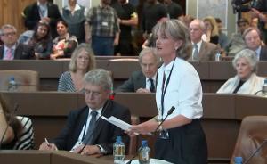 不滿災(zāi)后處理，倫敦大火幸存者怒懟官員