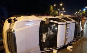 鄭州高新區(qū)：占道瓜販煽動群眾有人掀翻執(zhí)法車輛，警方調(diào)查