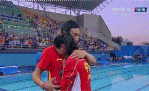 央媒公號(hào)評(píng)泳池求婚：“放得開”的背后是更加“開放”的心態(tài)