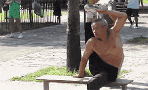 老外惊呆了！“开挂”的中国晨练大爷个个有功夫