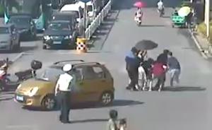 交警高温执勤晕倒后:路人一把扛起送医