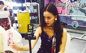 失聰女孩裝上人工耳蝸忙活美麗人生：做直播、走T臺(tái)、寫小說(shuō)