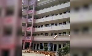 大批课桌椅教学楼抛下并摔烂：以旧换新