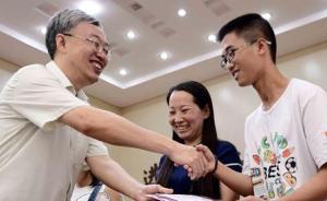 南大校领导争当“最快邮差”，向13所高中发送录取通知书