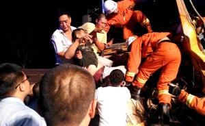 临汾两货车凌晨追尾一司机被卡腿骨折