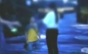 快递员派错件,女客户否认逼其下跪道歉