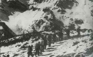 女红军家属回忆红军爬雪山过草地：光脚单衣，粮食不够嚼草根