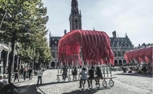 众建筑的喧哗与骚动