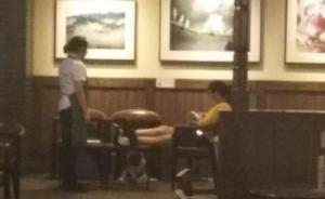 女子咖啡店內(nèi)赤腳搭餐桌上，顧客指責(zé)遭吐口水