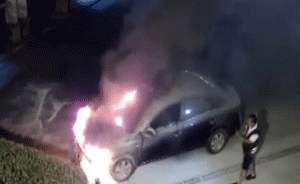 轿车自燃路人灭火器砸窗救火，司机酣睡