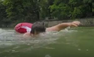 游泳去上班：德国男子日游2公里避堵车